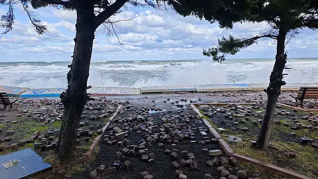 Kuvvetli rüzgar Yakakent sahilinde hasara yol açtı
