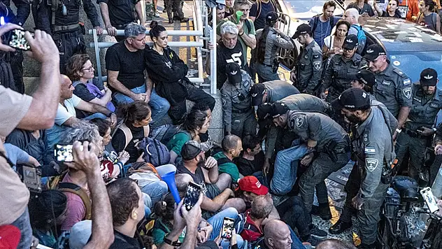 Likud Genel Merkezi Önünde Binlerce Kişi ile Polis Çatıştı