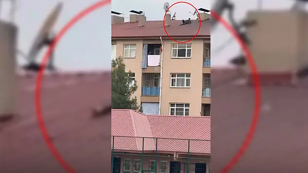 Maçı çatıda uzanarak takip etti