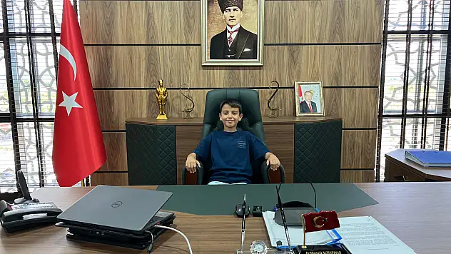 Makam odasını merak eden Ömer, koltuğa oturdu