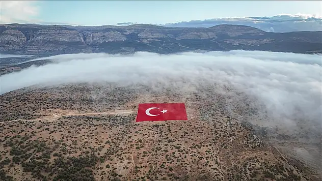 Mersin'de Dev Türk Bayrağı Sisin İçinden Belirdi