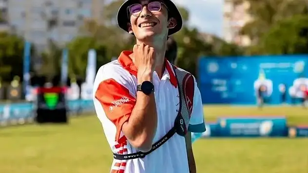 Mete Gazoz Aşkı da Tam İsabet! Sevgilisiyle İlk Fotoğrafını Paylaştı