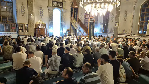 Mevlid kandilinde camiler doldu! Eller semaya açıldı