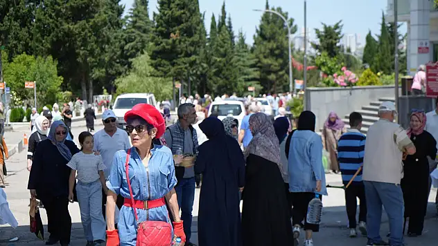 Mezarlıklarda Arefe yoğunluğu