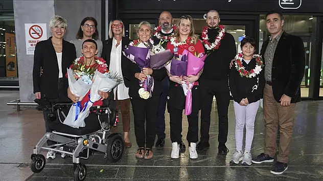 Milli para yüzücüler Türkiye'ye döndü