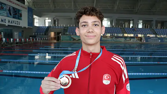 Milli yüzücü Eymen İbolar, EYOF'tan altın madalyasını kaptı