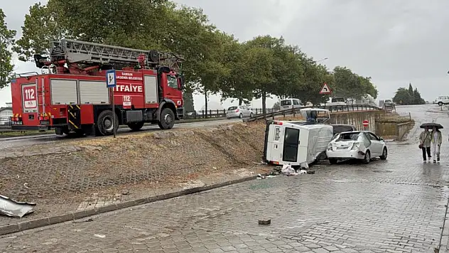 Minibüs iki araca çarparak devrildi