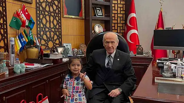 Minik Hilal Devlet Dedesi'nin elini öptü