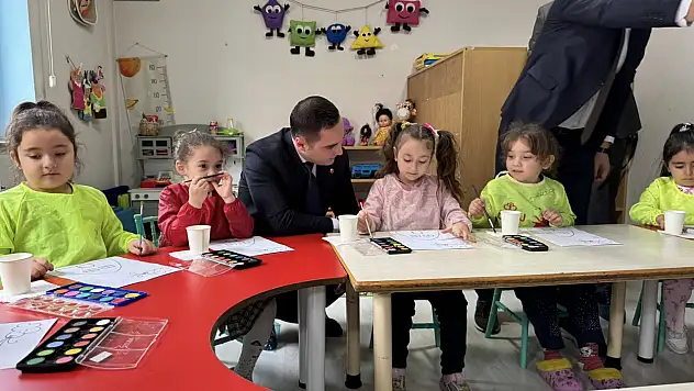 Minik öğrencilerden yılsonu sergisi