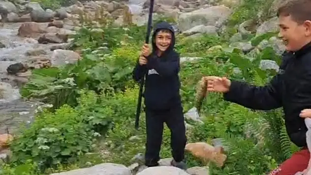 Miniklerin görülmeye değer ilk balık tutma mutluluğu