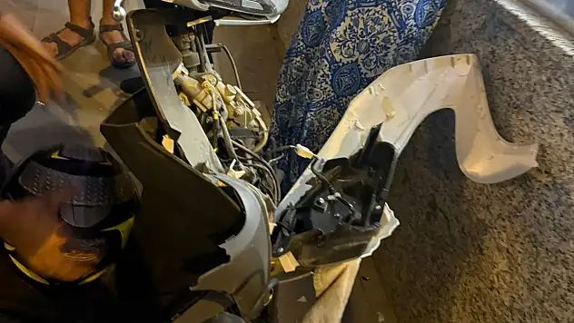 Motorlu bisiklet bir işyerinin duvarına çarptı