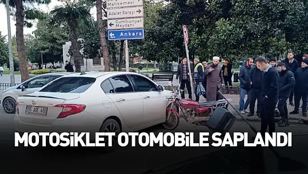Motosiklet otomobile saplandı