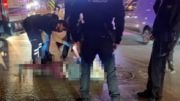 Motosiklet sürücüsü vidanjörün altında kaldı