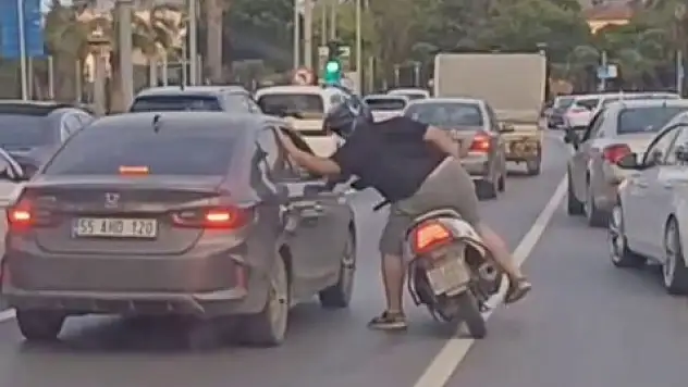 Motosikletli sürücü otomobile vurdu