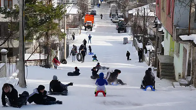 Muhtarın Yokuşu çocukların kar eğlencesine sahne oldu