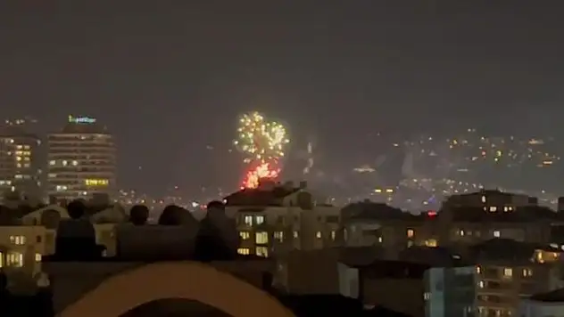 Nilüfer'de rüzgarlı havada havai fişekler peş peşe patladı