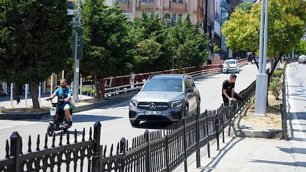 Onarılan bariyer vatandaşı durduramadı