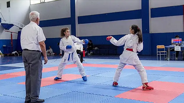 Önce karate sonra halay
