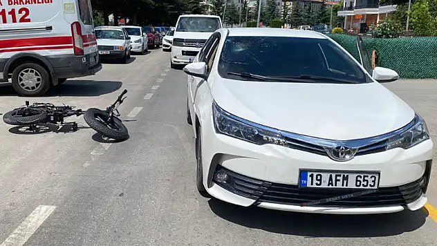 Otomobil ile elektrikli bisiklet çarpıştı