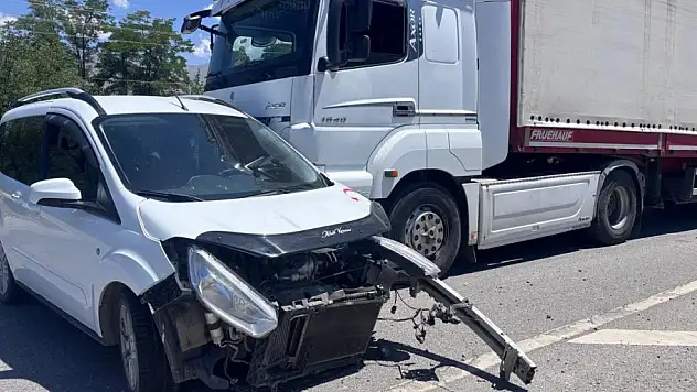 Otomobil ile tır çarpıştı: 2 yaralı