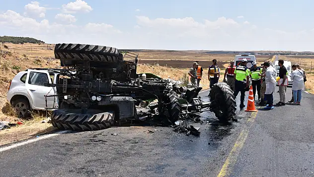 Otomobil ile traktör kafa kafaya çarpıştı: 1 ölü, 2 yaralı
