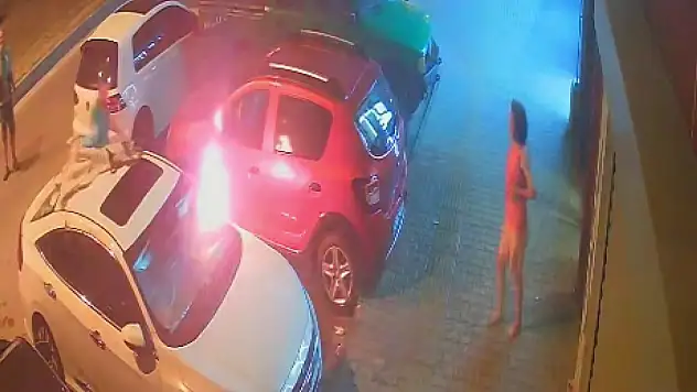 Otomobili ateşe verdiği anların görüntüleri ortaya çıktı