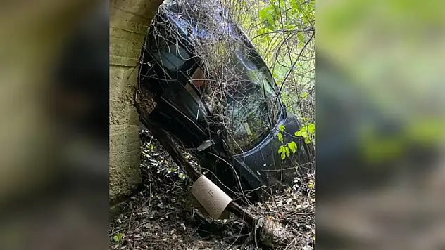 Otomobili menfeze düşen sürücü ucuz atlattı
