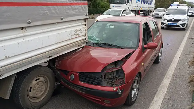 Otomobille kamyonet çarpıştı