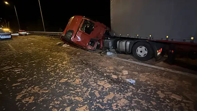 Otoyolda devrilen tır trafiğe neden oldu