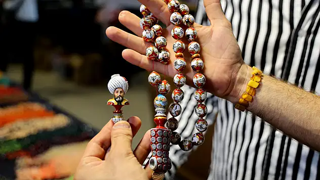 Padişah portreli tespihler sergilendi