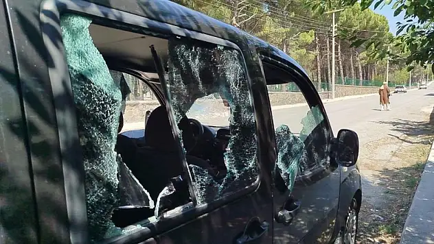 Park halindeki araca sopalı saldırı