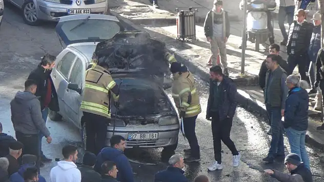 Park halindeki otomobil alevlere teslim oldu