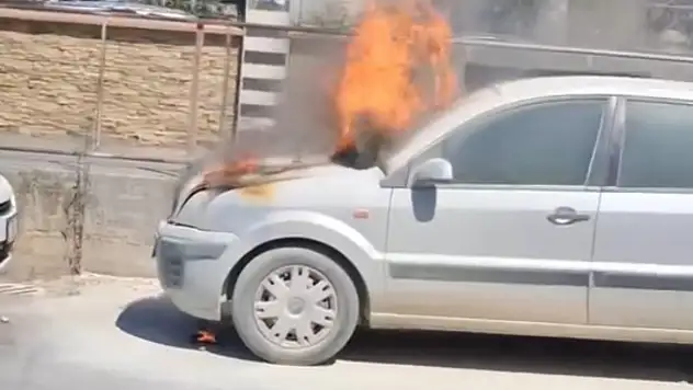 Park halindeki otomobil yandı