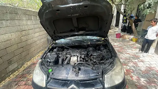 Park halindeki otomobil yandı