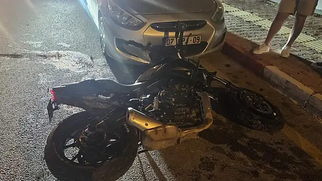 Park halindeki otomobile çarpan sürücü yaralandı