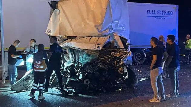 park halindeki tıra çarptı, pert oldu