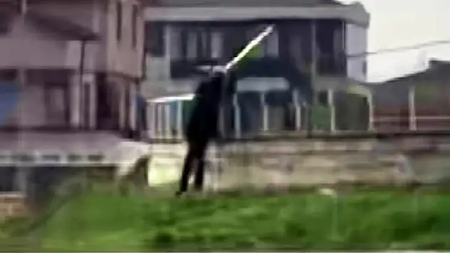 Parkta hayrete düşüren görüntü: 'Belediye yapar, vatandaş böyle çalar'