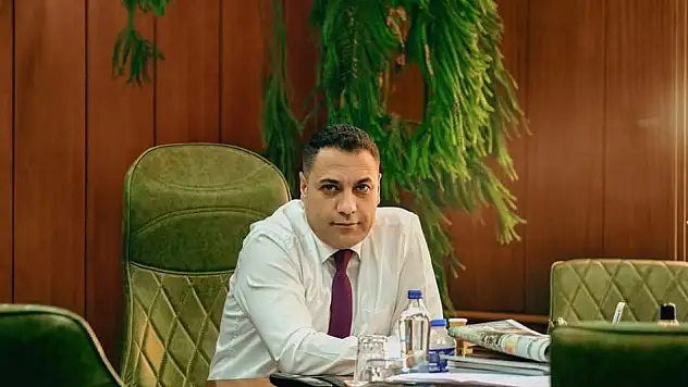 Partisinden istifa etti