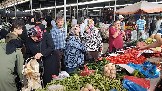 Pazarda esnafın yüzü gülüyor