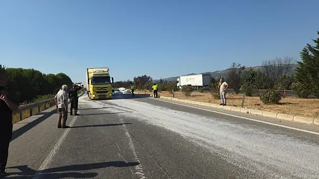 Plastik hammadde yüklü kamyon devrildi