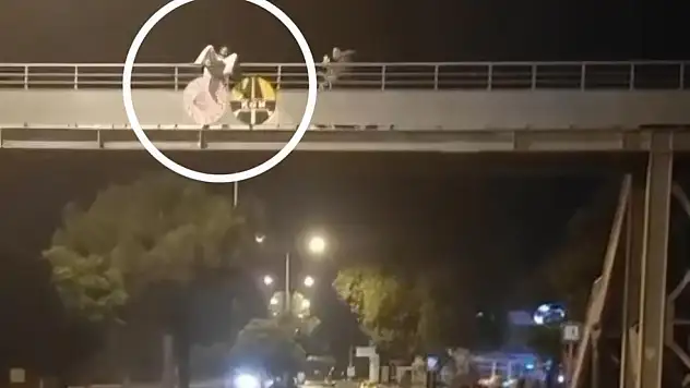 Polis, yaya köprüsündeki intiharı son anda önledi