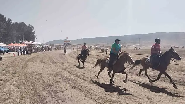 Rahvan atlar Baklan Ovası'nda tozu dumana kattı