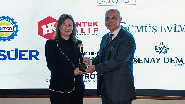 Rektör Aydın'a Yılın Üstün Başarı Ödülü