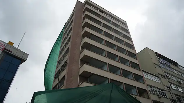 Risk taşıyan binanın yıkımına başlandı