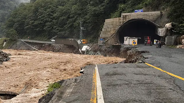 Rize'de sağanak yağış: Dereler taştı, heyelanlar yolları kapattı