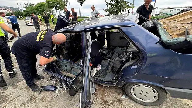 Rize'deki iki araç kafa kafaya çarpıştı