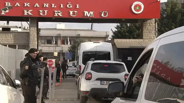 Sadettin Saran, saç ve kan örneği vermek üzere Adli Tıp Kurumuna getirildi