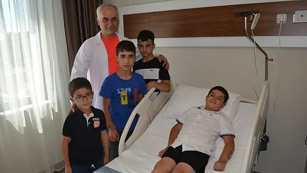 Sağ kolu tedavi ile uzatıldı şimdi ise sol kolu için tedavi görüyor