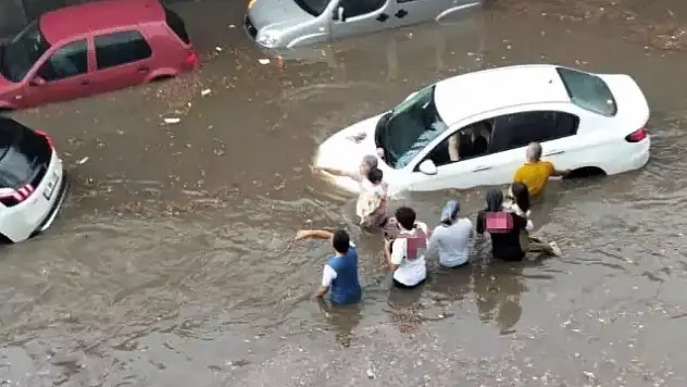 Sağanak yağış hayatı felç etti, onlarca vatandaş alt geçitte mahsur kaldı