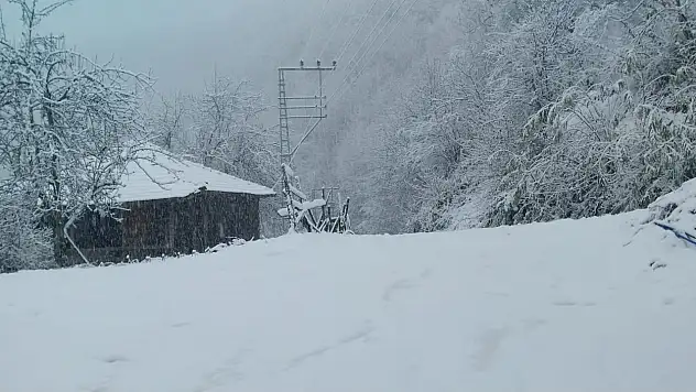 Salıpazarı Karla Beyaza Büründü